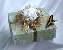 Живые бабочки в специальной подарочной коробке.